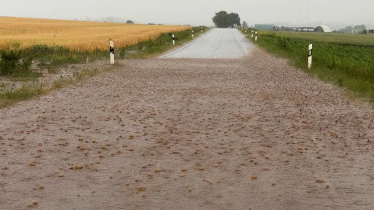 Neben der extremen Hitze rückt seit den Samstagmittagstunden die Unwettergefahr immer mehr in den Vordergrund. Gegen 13 Uhr entwickelten sich im Sauerland heftige Unwetter. Vor allem die Gegend um Mars war betroffen. Schwerer Sturm und Hagel, zusammen mit heftigen Starkregen gingen vor allem in Giershagen nieder. Der Hagel sammelte sich auf den Wiesen. Äste lagen auf den Straßen. Starkregen peitschte durch den Ort. Straßen in der Umgebung wurden überflutet. Es ist nur ein kleiner Vorgeschmack auf heftige Gewitter ab den Abendstunden in Westdeutschland. Die Temperatur stürzte in dieser Region von knapp 40 ¡C auf angenehme 17 ¡C. Giershagen Nordrhein-Westfalen Deutschland *** In addition to the extreme heat, the risk of severe weather has be