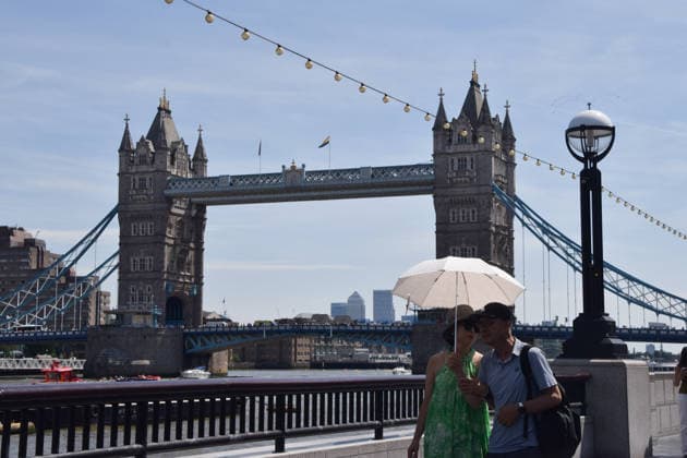 News Bilder des Tages June 27, 2026, London, England, United Kingdom: People shelter under an umbrella from the scorching sun near Tower Bridge as the heatwave continues in UK and Europe. London United Kingdom  - ZUMAv130 20260627_zip_v130_012 Copyright: xVukxValcicx
