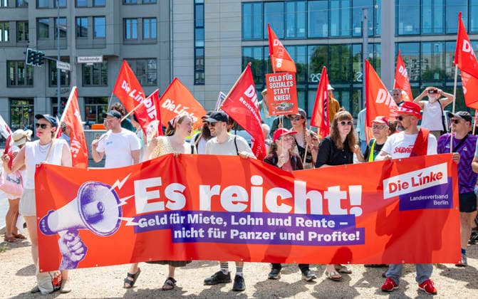 Protest gegen Sozialstaatsreform EUR, Deutschland, Berlin, 27.06.2026: Plakate, Banner und Transparente. Ein breites Bündnis aus Gewerkschaften, Sozial- und Wohlfahrtsverbänden sowie der Berliner Mieterverein protestieren gegen die geplanten Sozialstaatsreformen der Bundesregierung *** Protest Against Welfare State Reforms, EUR, Germany, Berlin, June 27, 2026: Posters, banners, and signs. A broad coalition of labor unions, social and welfare organizations, and the Berlin Tenants Association is protesting the federal government s planned welfare state reforms.