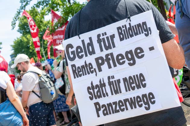 Protest gegen Sozialstaatsreform EUR, Deutschland, Berlin, 27.06.2026: Plakate, Banner und Transparente. Ein breites Bündnis aus Gewerkschaften, Sozial- und Wohlfahrtsverbänden sowie der Berliner Mieterverein protestieren gegen die geplanten Sozialstaatsreformen der Bundesregierung *** Protest Against Welfare State Reforms, EUR, Germany, Berlin, June 27, 2026: Posters, banners, and signs. A broad coalition of labor unions, social and welfare organizations, and the Berlin Tenants Association is protesting the federal government s planned welfare state reforms.