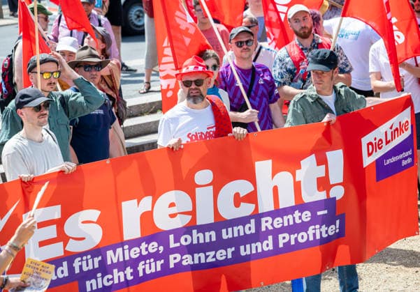 News Bilder des Tages Protest gegen Sozialstaatsreform EUR, Deutschland, Berlin, 27.06.2026: Plakate, Banner und Transparente. Ein breites Bündnis aus Gewerkschaften, Sozial- und Wohlfahrtsverbänden sowie der Berliner Mieterverein protestieren gegen die geplanten Sozialstaatsreformen der Bundesregierung *** Protest Against Welfare State Reforms, EUR, Germany, Berlin, June 27, 2026: Posters, banners, and signs. A broad coalition of labor unions, social and welfare organizations, and the Berlin Tenants Association is protesting the federal government s planned welfare state reforms.
