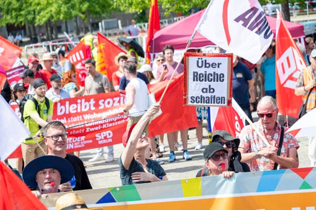 Protest gegen Sozialstaatsreform EUR, Deutschland, Berlin, 27.06.2026: Plakate, Banner und Transparente. Ein breites Bündnis aus Gewerkschaften, Sozial- und Wohlfahrtsverbänden sowie der Berliner Mieterverein protestieren gegen die geplanten Sozialstaatsreformen der Bundesregierung *** Protest Against Welfare State Reforms, EUR, Germany, Berlin, June 27, 2026: Posters, banners, and signs. A broad coalition of labor unions, social and welfare organizations, and the Berlin Tenants Association is protesting the federal government s planned welfare state reforms.