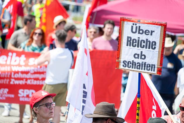 Protest gegen Sozialstaatsreform EUR, Deutschland, Berlin, 27.06.2026: Plakate, Banner und Transparente. Ein breites Bündnis aus Gewerkschaften, Sozial- und Wohlfahrtsverbänden sowie der Berliner Mieterverein protestieren gegen die geplanten Sozialstaatsreformen der Bundesregierung *** Protest Against Welfare State Reforms, EUR, Germany, Berlin, June 27, 2026: Posters, banners, and signs. A broad coalition of labor unions, social and welfare organizations, and the Berlin Tenants Association is protesting the federal government s planned welfare state reforms.