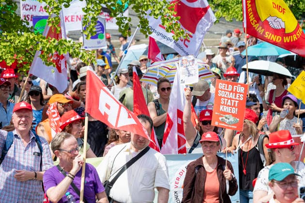 Protest gegen Sozialstaatsreform EUR, Deutschland, Berlin, 27.06.2026: Plakate, Banner und Transparente. Ein breites Bündnis aus Gewerkschaften, Sozial- und Wohlfahrtsverbänden sowie der Berliner Mieterverein protestieren gegen die geplanten Sozialstaatsreformen der Bundesregierung *** Protest Against Welfare State Reforms, EUR, Germany, Berlin, June 27, 2026: Posters, banners, and signs. A broad coalition of labor unions, social and welfare organizations, and the Berlin Tenants Association is protesting the federal government s planned welfare state reforms.