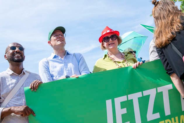 Lisa Paus - Protest gegen Sozialstaatsreform EUR, Deutschland, Berlin, 27.06.2026: Elisabeth Lisa Maria Paus (Bündnis 90 Die Grünen). Ehemalige Bundesministerin für Familie, Senioren, Frauen und Jugend imit Sonnenbrille und DGB Sonnenhut. Ein breites Bündnis aus Gewerkschaften, Sozial- und Wohlfahrtsverbänden sowie der Berliner Mieterverein protestieren gegen die geplanten Sozialstaatsreformen der Bundesregierung. *** Lisa Paus Protests Against Welfare State Reform EUR, Germany, Berlin, June 27, 2026 Elisabeth Lisa Maria Paus Alliance 90 The Greens Former Federal Minister for Family Affairs, Senior Citizens, Women, and Youth wearing sunglasses and a DGB sun hat A broad coalition of labor unions, social and welfare organizations,