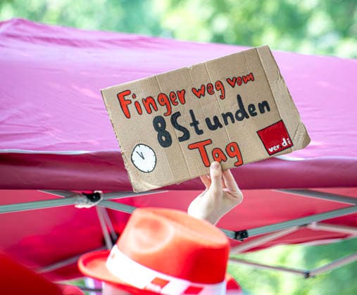 Protest gegen Sozialstaatsreform EUR, Deutschland, Berlin, 27.06.2026: Ein breites Bündnis aus Gewerkschaften, Sozial- und Wohlfahrtsverbänden sowie der Berliner Mieterverein protestieren gegen die geplanten Sozialstaatsreformen der Bundesregierung *** Protest Against Welfare State Reforms, EUR, Germany, Berlin, June 27, 2026 A broad coalition of labor unions, social and welfare organizations, and the Berlin Tenants Association is protesting the federal government s planned welfare state reforms