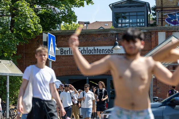 Hitzwelle in Deutschland Berlin, Deutschland -27.6.2026: Menschen kommen mit der S-Bahn bis zu fast 40 Grad Celsius am Schlachtensee in Berlin an, um sich im See zu erfrischen. Mit 41,3 Grad Celsius in Saarbrücken wurde gestern der höchste jemals gemessene Wert in Deutschland aufgezeichnet. Berlin