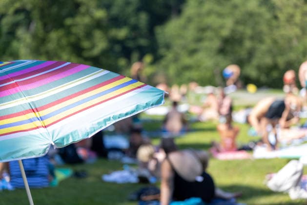 Hitzwelle in Deutschland Berlin, Deutschland -27.6.2026: Menschen erfrischen sich bis zu fast 40 Grad Celsius am Schlachtensee in Berlin. Mit 41,3 Grad Celsius in Saarbrücken wurde gestern der höchste jemals gemessene Wert in Deutschland aufgezeichnet. Berlin