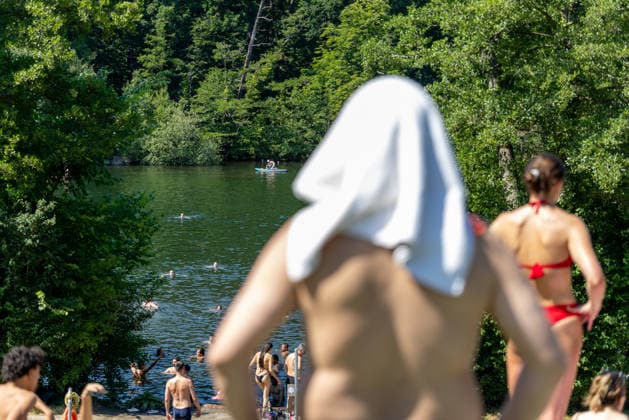 News Bilder des Tages Hitzwelle in Deutschland Berlin, Deutschland -27.6.2026: Menschen, unter ihnen ein Mann, der sich ein Handtuch über seinen Kopf gelegt hat, erfrischen sich bis zu fast 40 Grad Celsius am Schlachtensee in Berlin. Mit 41,3 Grad Celsius in Saarbrücken wurde gestern der höchste jemals gemessene Wert in Deutschland aufgezeichnet. Berlin