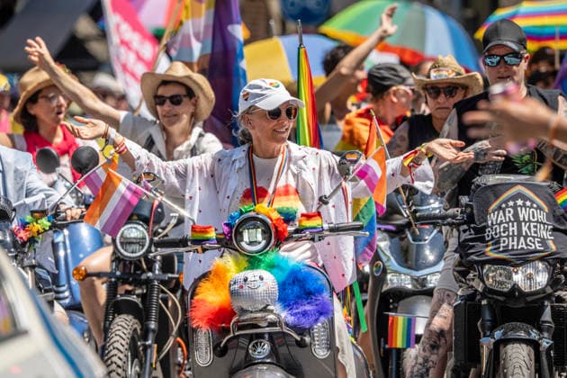 Motorradgruppe Dykes on Bikes an der Spitze der Parade, CSD 2026, große Politparade, Höhepunkt der Pride Weeks, München, 27. Juni 2026 Deutschland, München, 27. Juni 2026, Motorradgruppe Dykes on Bikes an der Spitze der Parade, CSD 2026, große PolitParade mit Hunderttausenden Zuschauern und Teilnehmern, im Rahmen der Pride Weeks, Motto Unsere Vielfalt. Unsere Stärke., Christopher Street Day, größte Demonstration von Lesben, Schwulen, Bisexuellen, trans*, inter* und queeren Menschen (LGBTIQ*) für gleiche Rechte und gesellschaftliche Akzeptanz im süddeutschen Raum, Demozug quer durch die Münchner Innenstadt von der Erhardstraße über das Sendlinger Tor und den Stachus bis zur Ludwigstraße, Regenbogenfahnen, Community, Solidaritä