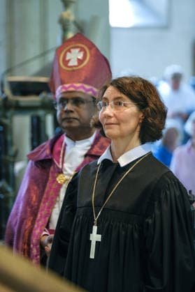 Die Theologin Christina-Maria Bammel wurde am Samstag (27.06.2026) mit einem Gottesdienst im Braunschweiger Dom als braunschweigische Landesbischoefin in ihr Amt eingefuehrt (Foto: Bischof Christian Samraj, Ev.-luth. Kirche in Indien, und Bischoefin Christina-Maria Bammel). Bammel wurde Ende vergangenen Jahres als Nachfolgerin von Landesbischof Christoph Meyns gewaehlt. Zuvor war sie seit 2019 Proepstin des Konsistoriums der Evangelischen Kirche Berlin-Brandenburg-schlesische Oberlausitz und leitete dort die Abteilung Theologische Grundsatzfragen und Kirchliches Leben. Sie war auch Stellvertreterin des Berliner Bischofs Christian Staeblein sowie Mitglied der Kirchenleitung und der Landessynode. (Siehe epd-Meldung vom 27.06.2026) EDITORIAL U Copyright: epd-bild JensxSchulze epd-Amtseinfuehrung_Bammel11-kopieren (2)