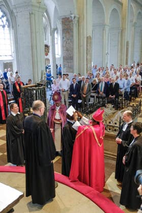 Die Theologin Christina-Maria Bammel wird am Samstag (27.06.2026) mit einem Gottesdienst im Braunschweiger Dom als braunschweigische Landesbischoefin in ihr Amt eingefuehrt (Foto: Ralf Meister (2.v.li.), Landesbischof der Evangelisch-Lutherischen Kirche Hannovers, und Christina-Maria Bammel (Mitte)). Bammel wurde Ende vergangenen Jahres als Nachfolgerin von Landesbischof Christoph Meyns gewaehlt. Zuvor war sie seit 2019 Proepstin des Konsistoriums der Evangelischen Kirche Berlin-Brandenburg-schlesische Oberlausitz und leitete dort die Abteilung Theologische Grundsatzfragen und Kirchliches Leben. Sie war auch Stellvertreterin des Berliner Bischofs Christian Staeblein sowie Mitglied der Kirchenleitung und der Landessynode. (Siehe epd-Meldung Copyright: epd-bild JensxSchulze epd-Amtseinfuehrung_Bammel2-kopieren