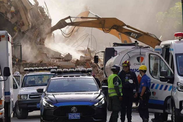 Volunteers and rescue workers gather on the rubble of collapsed buildings during rescue operations following the devastating earthquake across wide areas, in La Guaira, Venezuela, on June 26, 2026. photo by Government Ministry of Information (Venezuela)  VAN2026062604 GovernmentxMinistryxofxInformati