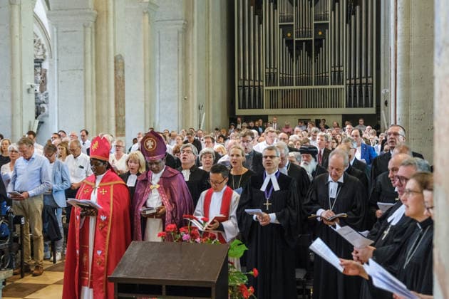 Die Theologin Christina-Maria Bammel wurde am Samstag (27.06.2026) mit einem Gottesdienst im Braunschweiger Dom als braunschweigische Landesbischoefin in ihr Amt eingefuehrt. Bammel wurde Ende vergangenen Jahres als Nachfolgerin von Landesbischof Christoph Meyns gewaehlt. Zuvor war sie seit 2019 Proepstin des Konsistoriums der Evangelischen Kirche Berlin-Brandenburg-schlesische Oberlausitz und leitete dort die Abteilung Theologische Grundsatzfragen und Kirchliches Leben. Sie war auch Stellvertreterin des Berliner Bischofs Christian Staeblein sowie Mitglied der Kirchenleitung und der Landessynode. (Siehe epd-Meldung vom 27.06.2026) EDITORIAL USE ONLY *** Theologian Christina Maria Bammel was installed as Regional Bishop of Braunschweig on Sa Copyright: epd-bild JensxSchulze FUHA6848
