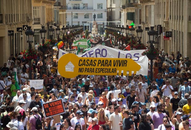 Demonstration in favor of decent housing in Malaga, Spain - 27 Jun 2026 Protesters march on the streets holding a banner as they take part in a demonstration in favor of decent housing. Social organisations and community groups belonging to the Málaga para Vivir platform have denounced the growing difficulty of accessing decent housing due to rising rates and the increasing cost of living in the city. As a result, they are calling for a general strike over the housing crisis. Malaga Spain Copyright: xJesusxMeridax xSOPAxImagesx 27062026_JMERIDA1-23