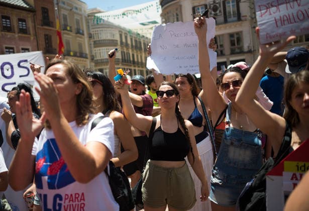 Demonstration in favor of decent housing in Malaga, Spain - 27 Jun 2026 Protesters seen shouting slogans and holding keys as they take part in a demonstration in favor of decent housing. Social organisations and community groups belonging to the Málaga para Vivir platform have denounced the growing difficulty of accessing decent housing due to rising rates and the increasing cost of living in the city. As a result, they are calling for a general strike over the housing crisis. Malaga Spain Copyright: xJesusxMeridax xSOPAxImagesx 27062026_JMERIDA1-33