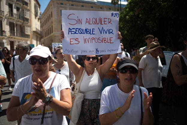 June 27, 2026, Malaga, Spain: A protester seen holding a placard demanding reasonable rent as she takes part in a demonstration in favor of decent housing. Social organisations and community groups belonging to the Malaga para Vivir platform have denounced the growing difficulty of accessing decent housing due to rising rates and the increasing cost of living in the city. As a result, they are calling for a general strike over the housing crisis. Malaga Spain  - ZUMAs197 20260627_aaa_s197_007 Copyright: xJesusxMeridax
