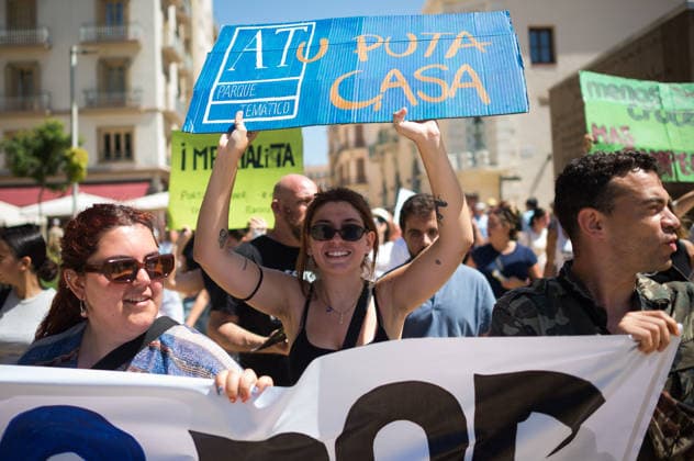 June 27, 2026, Malaga, Spain: A protester seen holding a placard as she takes part in a demonstration in favor of decent housing. Social organisations and community groups belonging to the Malaga para Vivir platform have denounced the growing difficulty of accessing decent housing due to rising rates and the increasing cost of living in the city. As a result, they are calling for a general strike over the housing crisis. Malaga Spain - ZUMAs197 20260627_aaa_s197_008 Copyright: xJesusxMeridax