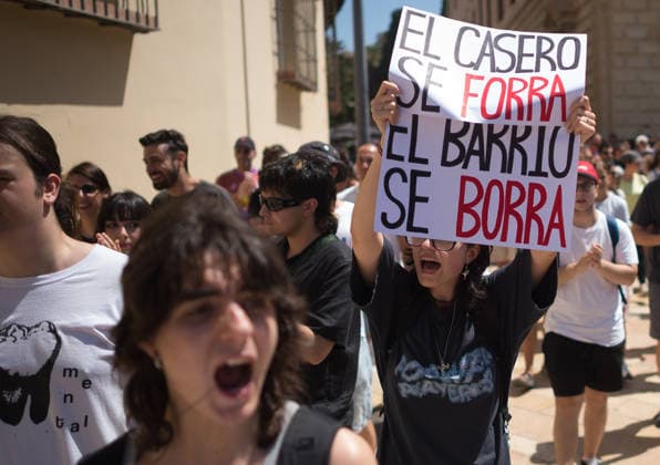 June 27, 2026, Malaga, Spain: A protester seen holding a placard as she takes part in a demonstration in favor of decent housing. Social organisations and community groups belonging to the Malaga para Vivir platform have denounced the growing difficulty of accessing decent housing due to rising rates and the increasing cost of living in the city. As a result, they are calling for a general strike over the housing crisis. Malaga Spain  - ZUMAs197 20260627_aaa_s197_013 Copyright: xJesusxMeridax