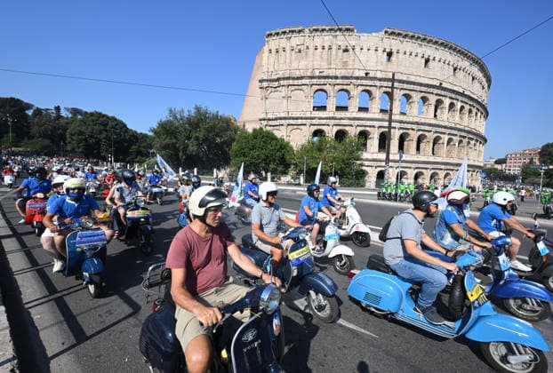 (260627) -- ROME, June 27, 2026 -- Vespa enthusiasts parade around the Colosseum during a celebration marking the 80th anniversary of the iconic Italian brand of scooters, in Rome, Italy, on June 27, 2026. (Photo by Xinhua) ITALY-ROME-VESPA SCOOTER-PARADE AlbertoxLingria 