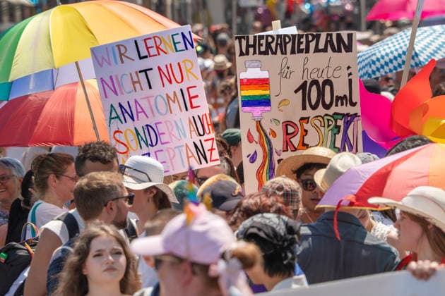 Demoplakate fordern Akzeptanz und Respekt beim CSD 2026, große Politparade, München, 27. Juni 2026 Deutschland, München, 27. Juni 2026, Demoplakate beim CSD 2026, große PolitParade mit Hunderttausenden Zuschauern und Teilnehmern, im Rahmen der Pride Weeks, Motto Unsere Vielfalt. Unsere Stärke., Christopher Street Day, größte Demonstration von Lesben, Schwulen, Bisexuellen, trans*, inter* und queeren Menschen (LGBTIQ*) für gleiche Rechte und gesellschaftliche Akzeptanz im süddeutschen Raum, Demozug quer durch die Münchner Innenstadt von der Erhardstraße über das Sendlinger Tor und den Stachus bis zur Ludwigstraße, Regenbogenfahnen, Community, Solidarität, Demonstration, feiern, Bayern, bayerisch, *** Protest signs call for acce