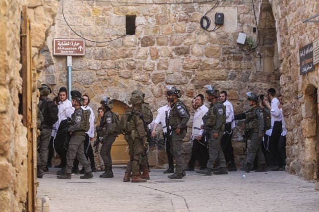 Israeli settlers carry out raid on Hebron HEBRON, WEST BANK, PALESTINE - JUNE 27: Israeli settlers, under the protection of Israeli forces, enter the Old City of Hebron, West Bank, Palestine on June 27, 2026. During the raid, Israeli forces blocked entrances and exits with metal barriers, significantly restricting the movement of Palestinians in the area. Mamoun Wazwaz Anadolu Hebron West Bank. Editorial use only. Please get in touch for any other usage.  Copyright: x2026xAnadoluxMamounxWazwazx