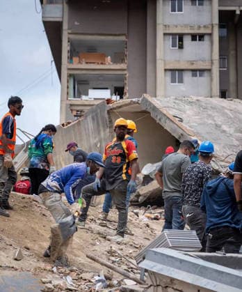 Volunteers and rescue workers gather on the rubble of collapsed buildings during rescue operations following the devastating earthquake across wide areas, in La Guaira, Venezuela, on June 26, 2026. photo by Government Ministry of Information (Venezuela)  VAN2026062624 GovernmentxMinistryxofxInformati