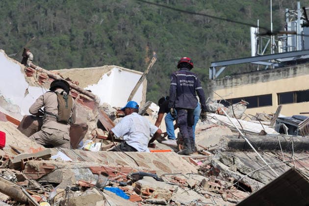 Volunteers and rescue workers gather on the rubble of collapsed buildings during rescue operations following the devastating earthquake across wide areas, in La Guaira, Venezuela, on June 26, 2026. photo by Government Ministry of Information (Venezuela)  VAN2026062635 GovernmentxMinistryxofxInformati