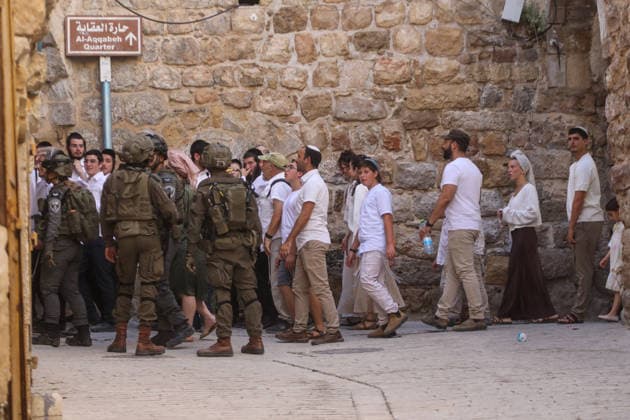 Israeli settlers carry out raid on Hebron HEBRON, WEST BANK, PALESTINE - JUNE 27: Israeli settlers, under the protection of Israeli forces, enter the Old City of Hebron, West Bank, Palestine on June 27, 2026. During the raid, Israeli forces blocked entrances and exits with metal barriers, significantly restricting the movement of Palestinians in the area. Mamoun Wazwaz Anadolu Hebron West Bank. Editorial use only. Please get in touch for any other usage.  Copyright: x2026xAnadoluxMamounxWazwazx