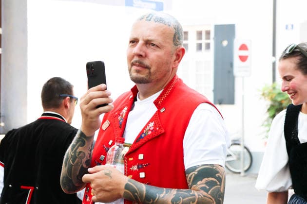 27.06.2026 Basel Schweiz.Hitzewelle Hitze Eidgenoessisches Jodlerfest Basel Bild ,Taetowirter Jodler. *** June 27, 2026, Basel, Switzerland: Heat wave, heat, Swiss Yodeling Festival in Basel, photo: Taetowirter Jodler 