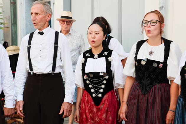 27.06.2026 Basel Schweiz.Hitzewelle Hitze Eidgenoessisches Jodlerfest Basel Bild ,Jodelnde Chinesin in Aktion *** June 27, 2026 Basel, Switzerland Heat wave Heat Swiss Yodeling Festival in Basel Photo: Chinese woman yodeling in action 