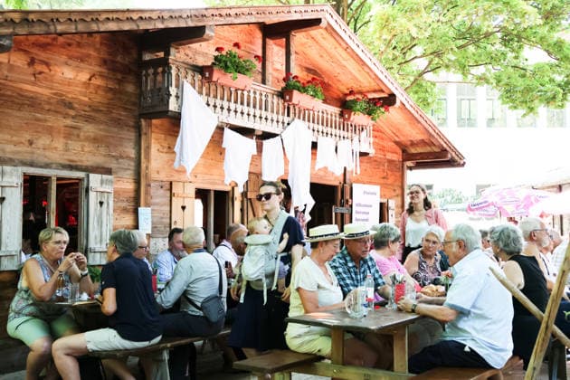 27.06.2026 Basel Schweiz.Hitzewelle Hitze Eidgenoessisches Jodlerfest Basel Bild ,Besucher in Festlaune. *** June 27, 2026, Basel, Switzerland: Heat wave, sweltering heat, Swiss Yodeling Festival in Basel, photo: Visitors in a festive mood 