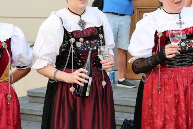27.06.2026 Basel Schweiz.Hitzewelle Hitze Eidgenoessisches Jodlerfest Basel Bild , Durstige Jodlerinnen *** June 27, 2026, Basel, Switzerland: Heat wave, heat, Swiss Yodeling Festival in Basel, photo: Thirsty female yodelers 