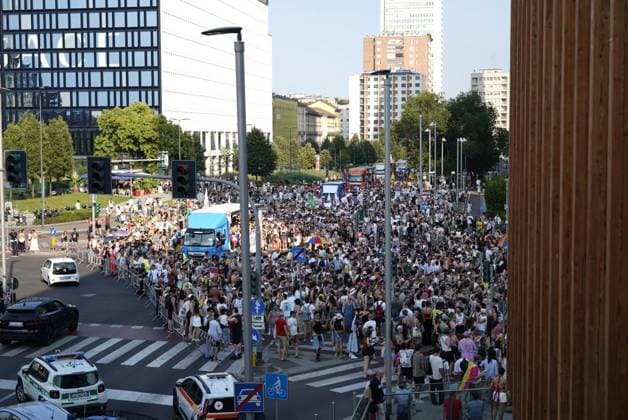 RECORD DATE NOT STATED IPA86133250 - Milan, June 27, 2026—despite the heat, a huge crowd of protesters marches through the city for Milan Pride 2026. Panoramic photos of the crowd  Copyright: xx xx 86133250