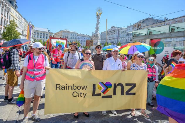 linz, austria, 27 june 2026, linzpride, dietmar prammer, mayor of linz at a parade of LGBTQIA community on the main square *** Linz, Österreich, 27. Juni 2026, LinzPride, Dietmar Prammer, Bürgermeister von Linz, bei einer Parade der LGBTQIA-Gemeinschaft auf dem Hauptplatz Copyright: xx