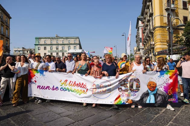 Gay Pride 20226 a Napoli On June 27, 2026, the Naples Gay Pride parade took place; a long procession set off from Porta Capuana and wound its way through the streets of the city, arriving at Piazza Dante, where local officials offered greetings followed by a long concert celebrating the event s 30th anniversary in Naples. Napoli Piazza Dante CAMPANIA ITALIA Copyright: xFABIOxSASSOxFabioxSassox 226A1161