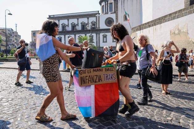 Gay Pride 20226 a Napoli On June 27, 2026, the Naples Gay Pride parade took place; a long procession set off from Porta Capuana and wound its way through the streets of the city, arriving at Piazza Dante, where local officials offered greetings followed by a long concert celebrating the event s 30th anniversary in Naples. Napoli Piazza Dante CAMPANIA ITALIA Copyright: xFABIOxSASSOxFabioxSassox 226A1170