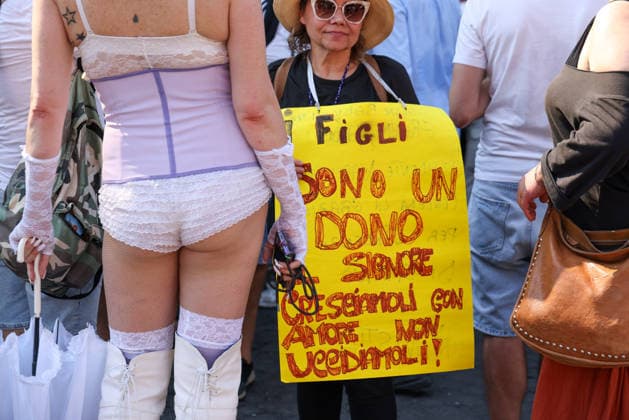 Gay Pride 20226 a Napoli On June 27, 2026, the Naples Gay Pride parade took place; a long procession set off from Porta Capuana and wound its way through the streets of the city, arriving at Piazza Dante, where local officials offered greetings followed by a long concert celebrating the event s 30th anniversary in Naples. Napoli Piazza Dante CAMPANIA ITALIA Copyright: xFABIOxSASSOxFabioxSassox 226A1084