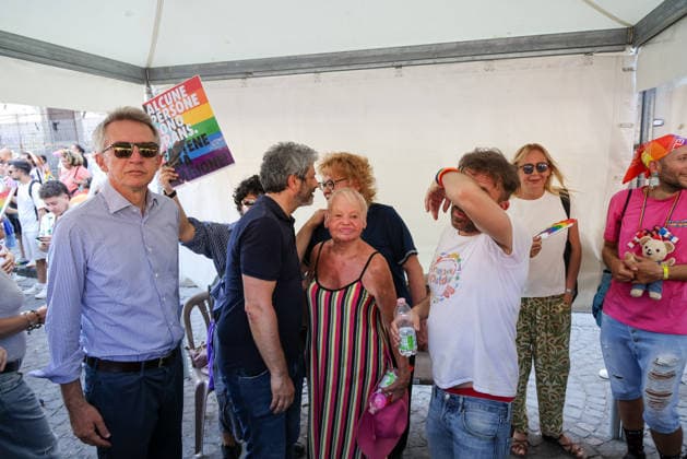 Gay Pride 20226 a Napoli On June 27, 2026, the Naples Gay Pride parade took place; a long procession set off from Porta Capuana and wound its way through the streets of the city, arriving at Piazza Dante, where local officials offered greetings followed by a long concert celebrating the event s 30th anniversary in Naples. Napoli Piazza Dante CAMPANIA ITALIA Copyright: xFABIOxSASSOxFabioxSassox 226A1087