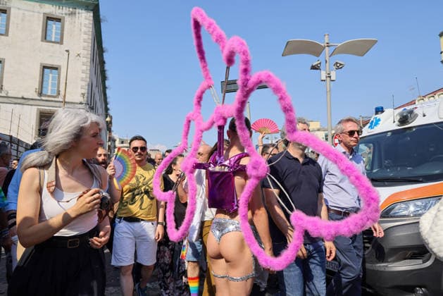 Gay Pride 20226 a Napoli On June 27, 2026, the Naples Gay Pride parade took place; a long procession set off from Porta Capuana and wound its way through the streets of the city, arriving at Piazza Dante, where local officials offered greetings followed by a long concert celebrating the event s 30th anniversary in Naples. Napoli Piazza Dante CAMPANIA ITALIA Copyright: xFABIOxSASSOxFabioxSassox 226A1101
