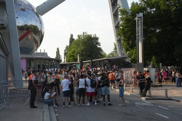 People pictured at a closed entrance, as the Couleur Cafe music festival is evacuated, due to the strong winds expected, in Brussels, Saturday 27 June 2026. The 35th edition of the festival is taking place from June 26th to June 28th. MARIUS BURGELMAN  MariusxBurgelman 179580451