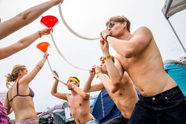 Entertainment Bilder des Tages Roskilde Festival 2026: The camping area opens Camp Gemmeleg competes for a spot in the top three of the beer bong competition as the camping area opens at Roskilde Festival on Saturday, June 27, 2026. The festival grounds at Roskilde Festival open on July 1. (Photo: Ida Marie Odgaard Ritzau Scanpix) , Roskilde Denmark *** Roskilde Festival 2026: The camping area opens. Camp Gemmeleg is competing for a spot in the top three of the beer bong competition as the camping area opens at Roskilde Festival on Saturday, June 27, 2026. The festival grounds at Roskilde Festival open on July 1. Photo by Ida Marie Odgaard, Ritzau Scanpix, Roskilde, Denmark  Copyright: RitzauxScanpix IdaxMariexOdgaardx spdk20260627-195146-L