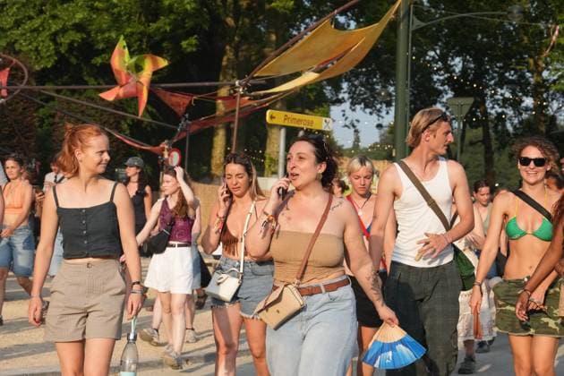 People leave the festival grounds at the evacuation of the Couleur Cafe music festival, due to the strong winds expected, in Brussels, Saturday 27 June 2026. The 35th edition of the festival is taking place from June 26th to June 28th. MARIUS BURGELMAN  MariusxBurgelman 179582344