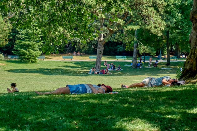 Daily Life Images During A Heatwave In Paris People relax and cool off under the shade of trees at Parc Montsouris during a heatwave in Paris, France, on June 27, 2026. Soaring temperatures sweep across France in the second major heatwave of the year. Paris France  Copyright: xAdnanxFarzatx originalFilename: farzat-notitle260627_npPXV.jpg