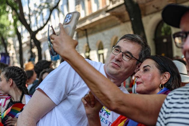June 27, 2026, Budapest, Hungary, European Union: GERGELY KARACSONY, Mayor of Budapest, takes a selfie with somone at the start of the Budapest Pride parade, the first Pride march held since HungaryÃ¢â‚¬â ¢s April 2026 parliamentary election. The annual event brought together LGBTQ+ people, allies and supporters calling for equality, visibility and acceptance. Budapest European Union - ZUMAo116 20260627_znp_o116_107 Copyright: xBiancaxOterox