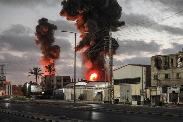 News Bilder des Tages Israeli attacks continue on Gaza despite ceasefire DEIR AL-BALAH, GAZA, PALESTINE - JUNE 27: Smoke rises from agricultural land in Deir al-Balah, Gaza, Palestine following an Israeli strike, described as a violation of the ceasefire, on June 27, 2026. Moiz Salhi Anadolu Deir al-Balah Gaza. Editorial use only. Please get in touch for any other usage.  Copyright: x2026xAnadoluxMoizxSalhix