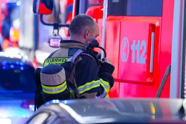 27.06.2026, xydrx, Einsatz der Solinger Feuerwehr bei einem Gebäude Brand auf der Klemens-Horn Straße: Ein Atemschutzgeräteträger im Einsatz *** June 27, 2026, xydrx, Solingen Fire Department responds to a building fire on Klemens Horn Street. A firefighter wearing self-contained breathing apparatus on the scene Copyright: HMBxMedia YannisxDreimann