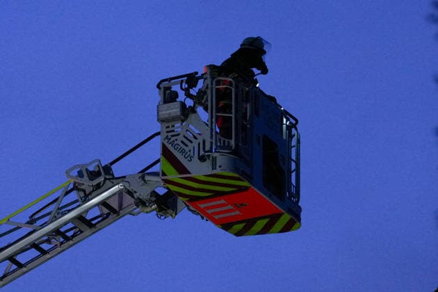 27.06.2026, xydrx, Einsatz der Solinger Feuerwehr bei einem Gebäude Brand auf der Klemens-Horn Straße: Ein Atemschutzgeräteträger im Drehleiter Korb *** June 27, 2026, xydrx, Solingen Fire Department responding to a building fire on Klemens Horn Street. A firefighter wearing self-contained breathing apparatus in the turntable ladder basket Copyright: HMBxMedia YannisxDreimann