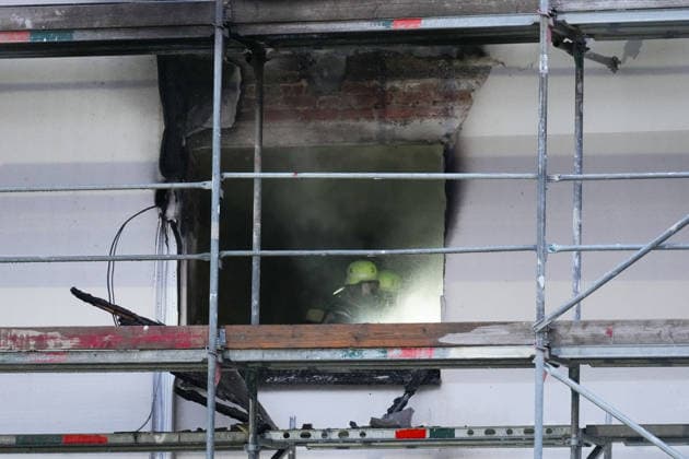 27.06.2026, xydrx, Einsatz der Solinger Feuerwehr bei einem Gebäude Brand auf der Klemens-Horn Straße: Ein Angriffstrupp bei der Brandbekämpfung *** June 27, 2026, xydrx, Solingen Fire Department responds to a building fire on Klemens Horn Street; a attack team fighting the fire Copyright: HMBxMedia YannisxDreimann
