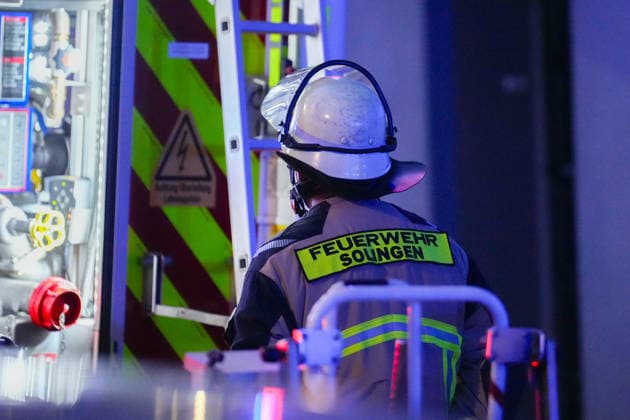 27.06.2026, xydrx, Einsatz der Solinger Feuerwehr bei einem Gebäude Brand auf der Klemens-Horn Straße: *** June 27, 2026, xydrx, Solingen Fire Department responds to a building fire on Klemens Horn Street Copyright: HMBxMedia YannisxDreimann